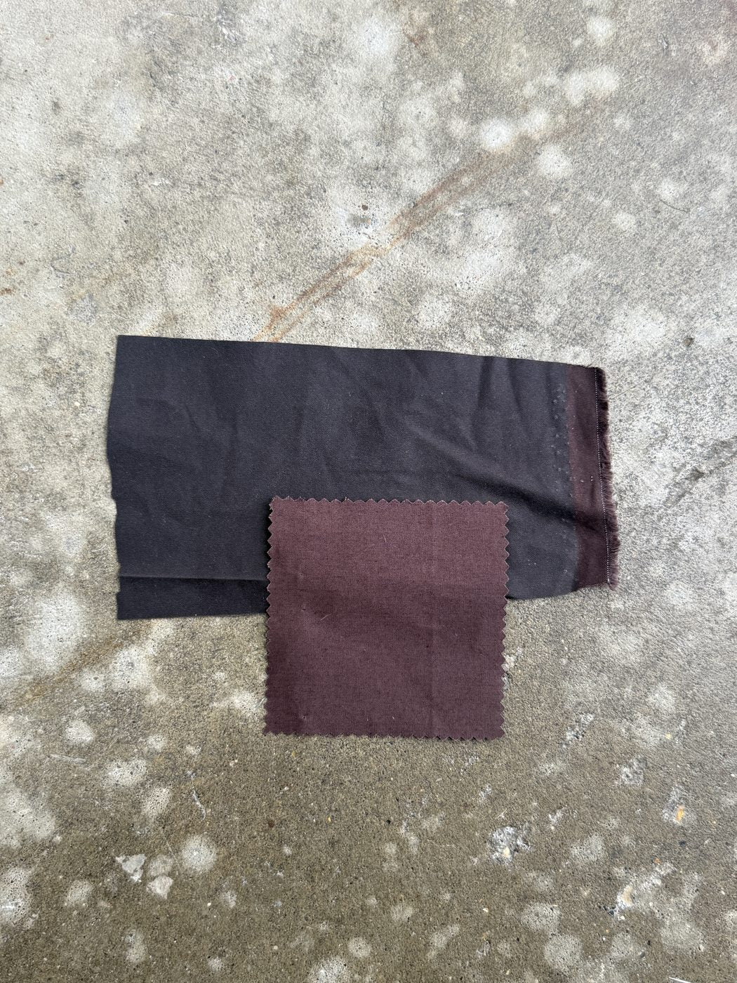 Dark outer fabric with a plum-coloured swatch